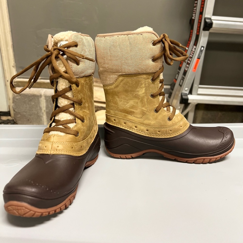 The North Face snow boots. NEVER WORN! Size 8